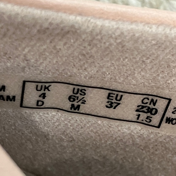 Clarks Women's size 6 1/2 dusty rose Blush Sandals with Velcro at ankle - Picture 2 of 16